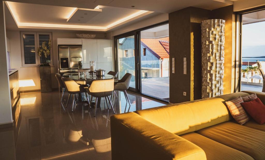 salon z żółtą kanapą i stołem w obiekcie Luxury Apartments White Villa Violeta w mieście Mandre