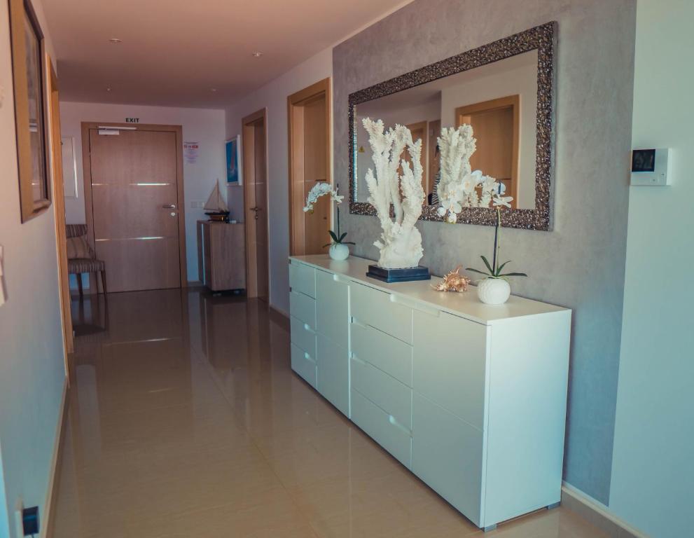 Pokój z komodą z lustrem na ścianie w obiekcie Luxury Apartments White Villa Violeta w mieście Mandre