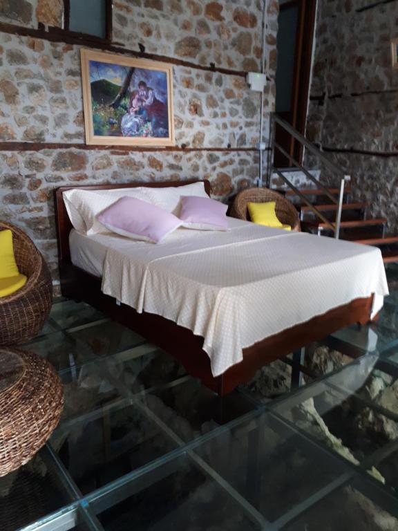 Postel nebo postele na pokoji v ubytování Nuci's Home glass floor