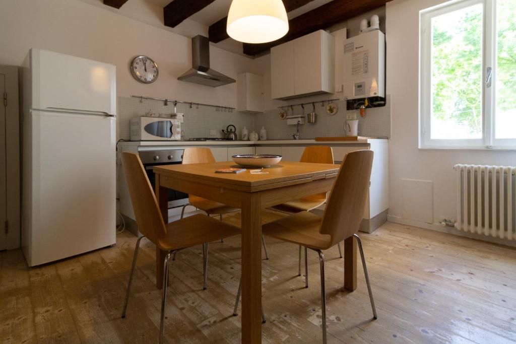 Kuchnia lub aneks kuchenny w obiekcie Veneziacentopercento Campaniel Apartment