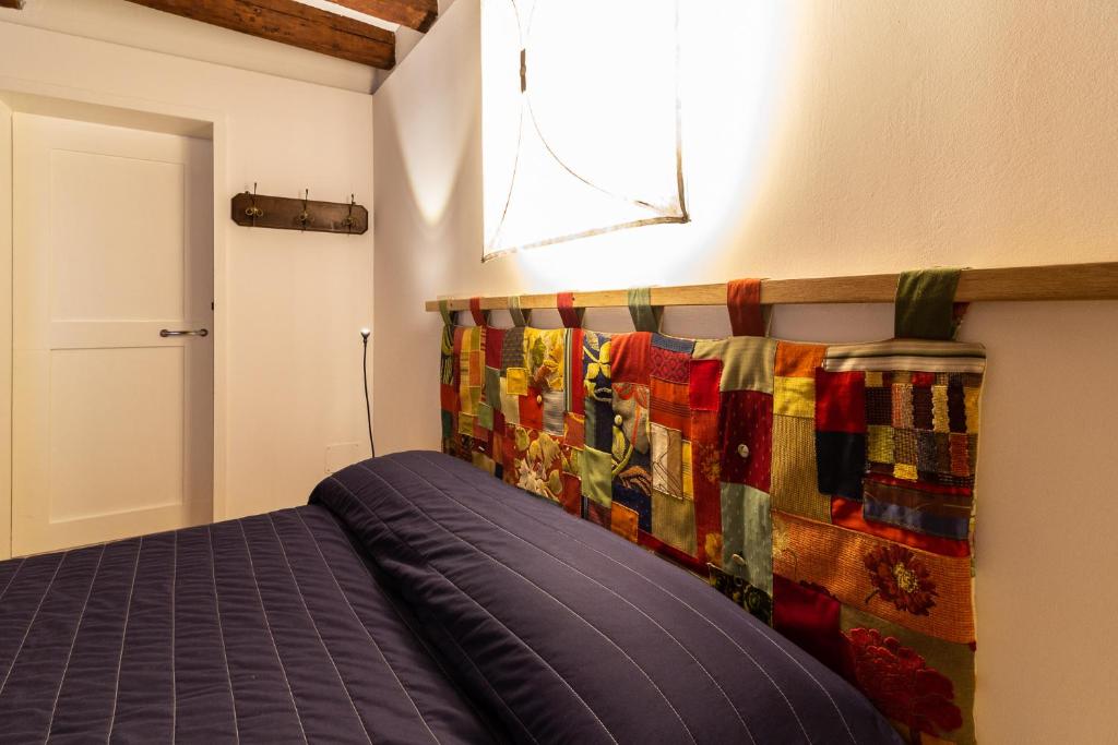 sypialnia z łóżkiem z kocem i oknem w obiekcie Veneziacentopercento Campaniel Apartment w Wenecji