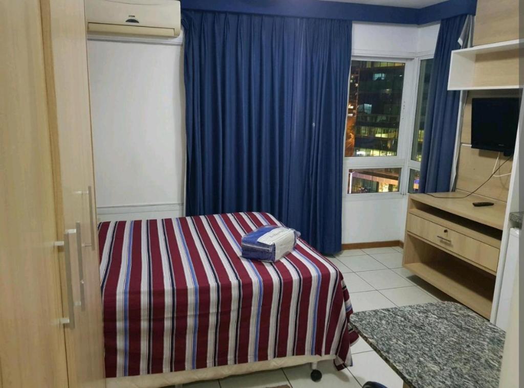 Uma cama ou camas num quarto em FLAT BIARRITZ SETOR HOTELEIRO NORTE QUARTO 106