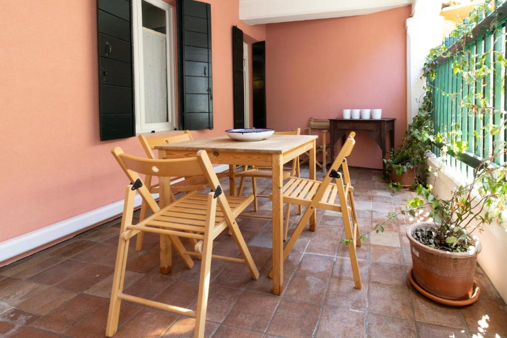 drewniany stół i krzesła na patio w obiekcie Veneziacentopercento Campaniel Apartment w Wenecji