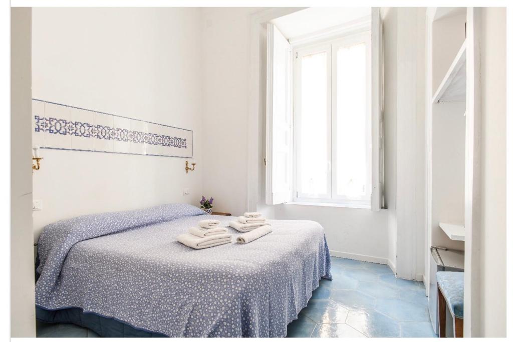 Il Sole di Montesanto tesisinde bir odada yatak veya yataklar