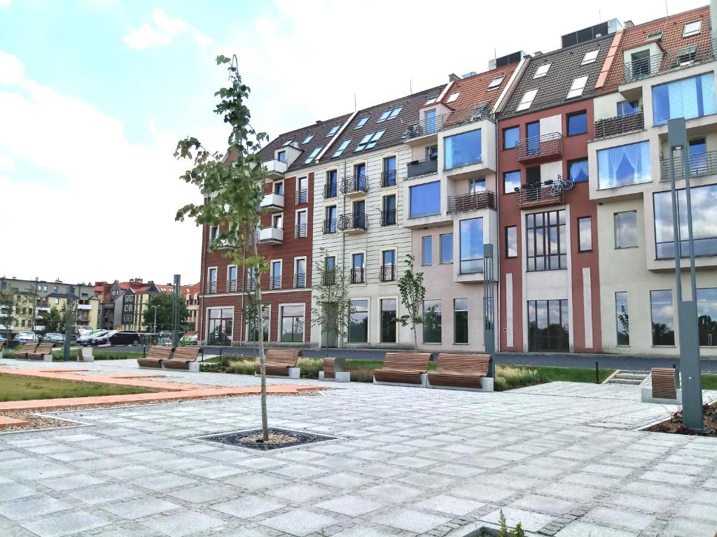 a courtyard with benches in front of a building at Apartament w Głogowie in Głogów