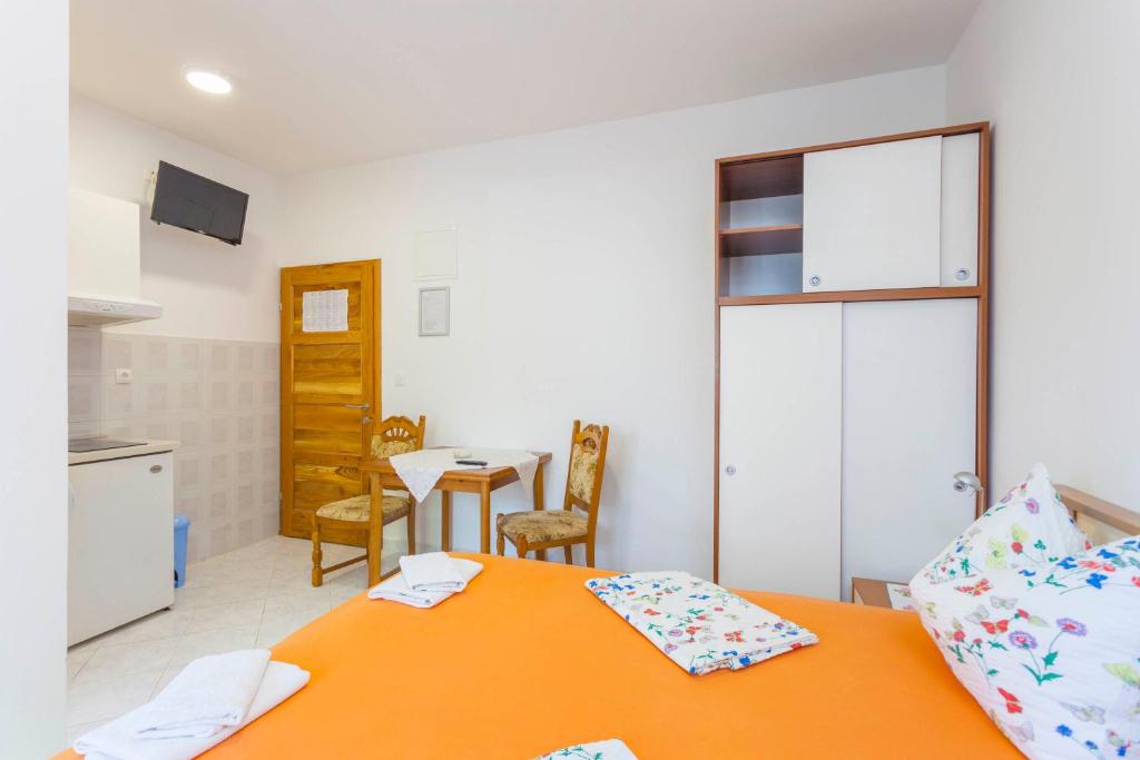 Posteľ alebo postele v izbe v ubytovaní APARTMANI GRBAVAC
