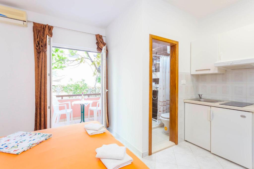Kuchyňa alebo kuchynka v ubytovaní APARTMANI GRBAVAC