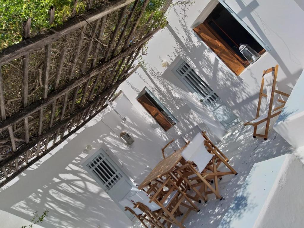 an overhead view of a white house with chairs at spiti Marcos in Ano Syros
