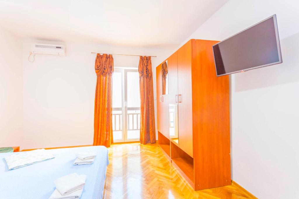 Televízia a/alebo spoločenská miestnosť v ubytovaní APARTMANI GRBAVAC