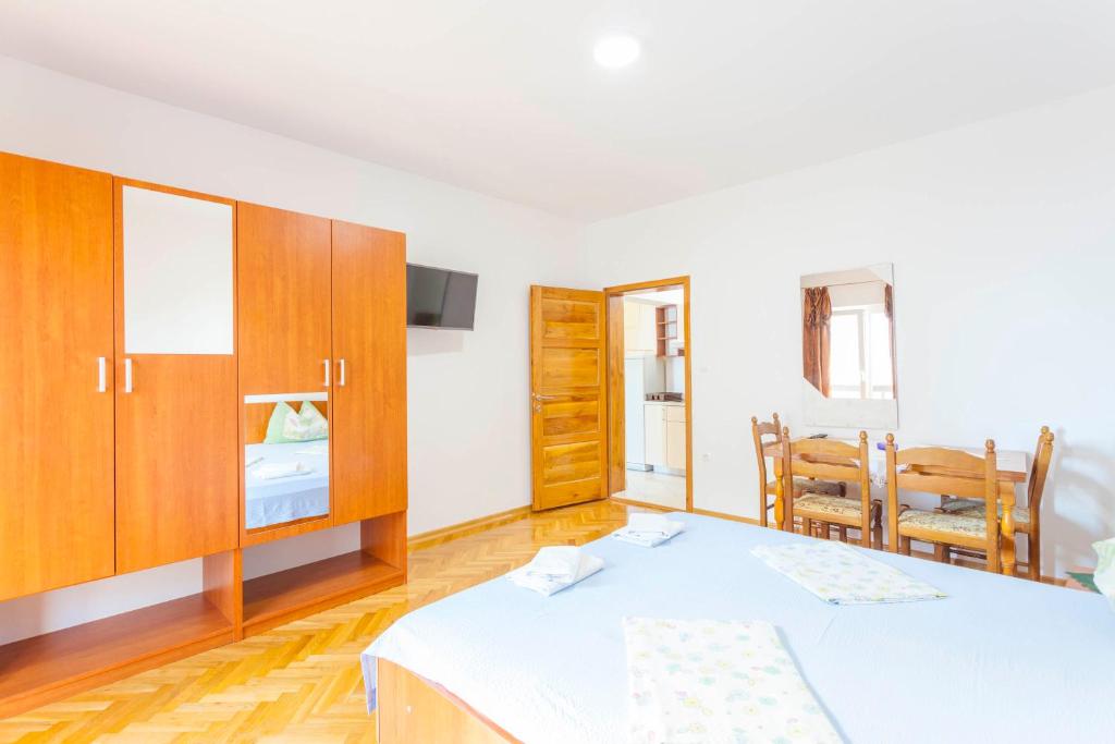 Posteľ alebo postele v izbe v ubytovaní APARTMANI GRBAVAC