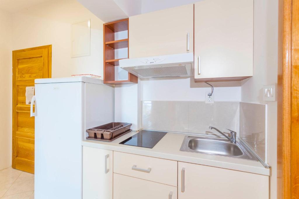 Kuchyňa alebo kuchynka v ubytovaní APARTMANI GRBAVAC