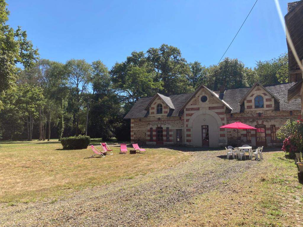 una casa con sedie e tavoli di fronte ad essa di Gîte Aux chênes a La Viardière