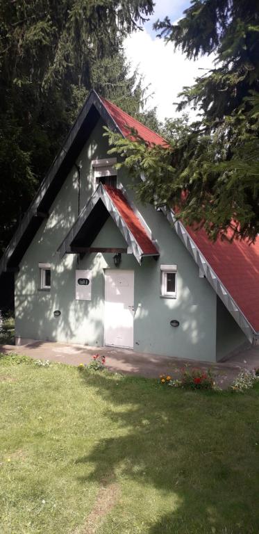 Vrnjačka Banja的住宿－Holiday home Milenkovic，一座灰色的小建筑,有红色的屋顶