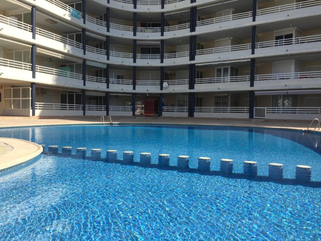 una gran piscina en medio de un edificio en Bertur Picasso, en Peñíscola
