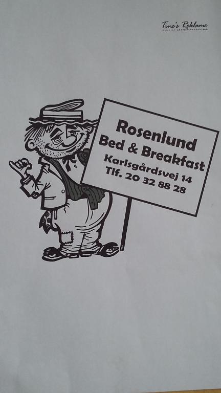 um desenho animado de um homem segurando um sinal em Rosenlund Bed and Breakfast em Helsingør