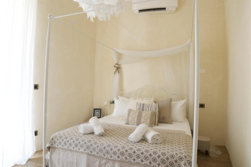 A bed or beds in a room at Ai due Mori Apt by Addler House Ospitality