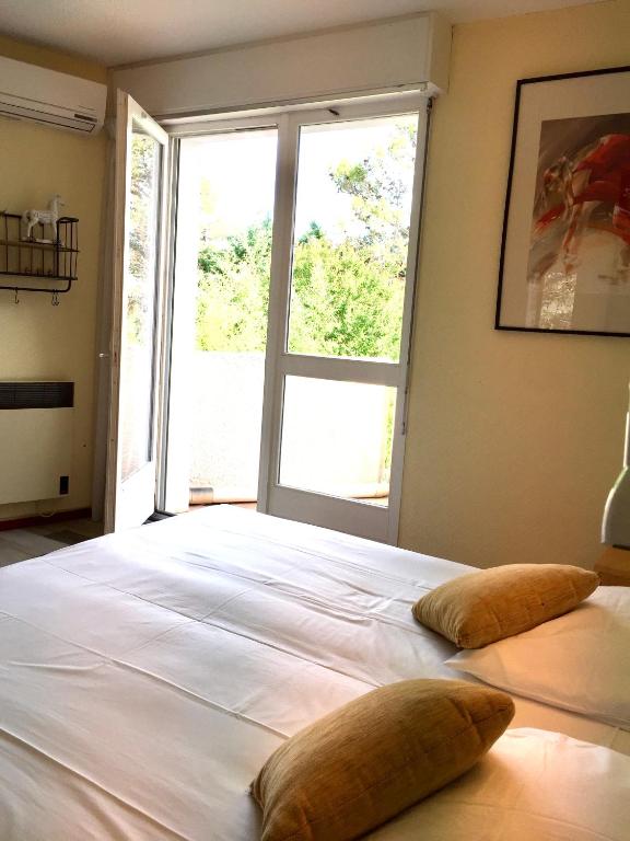 Postel nebo postele na pokoji v ubytování Hostellerie Saint Benoît