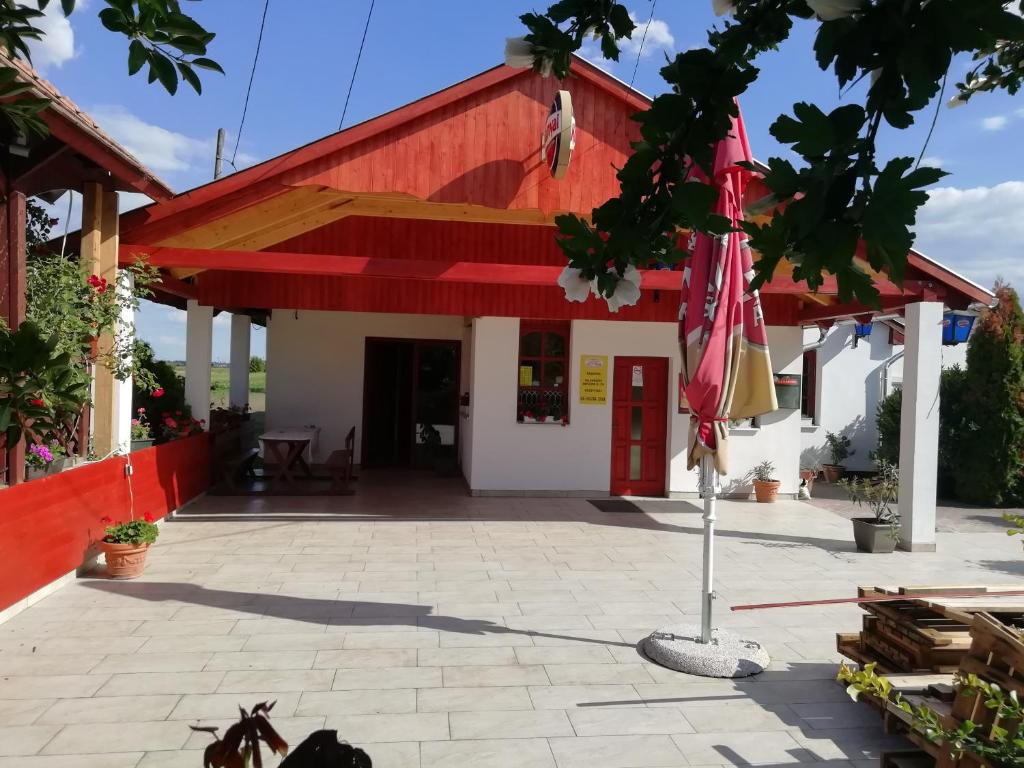 um edifício vermelho e branco com uma bandeira na frente em Micófogadó em Budapeste