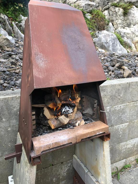 A nyaralóban sütögetési lehetőséget kínál a vendégeknek