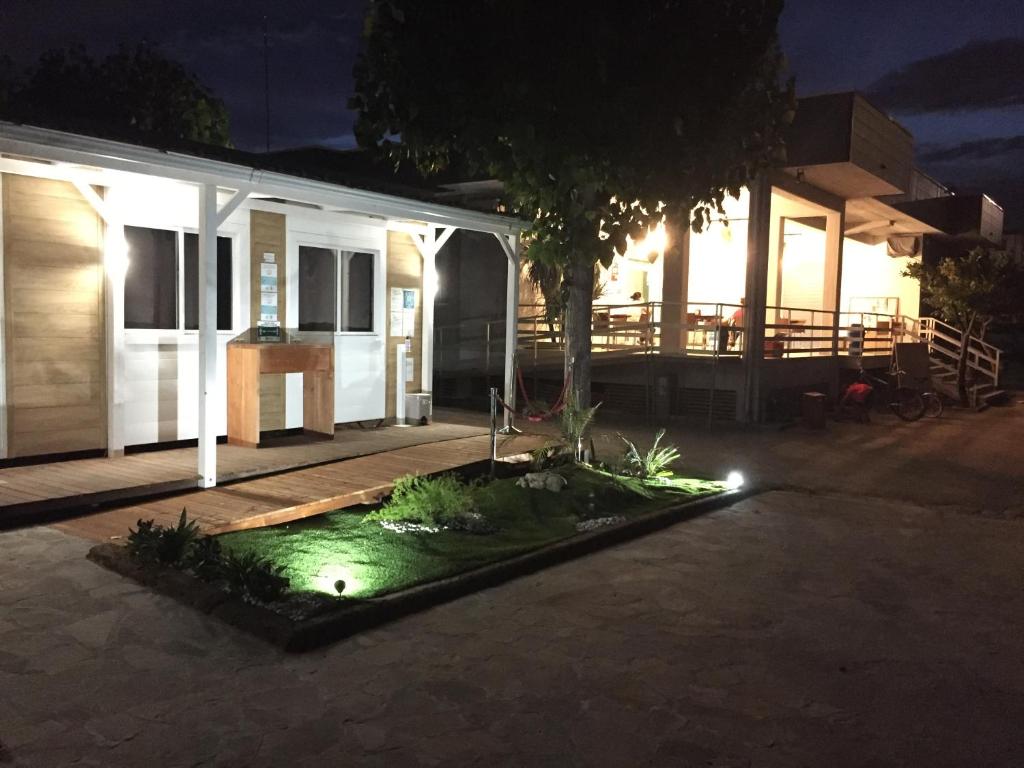 una casa con un patio iluminado por la noche en Camping Adriatico, en Martinsicuro
