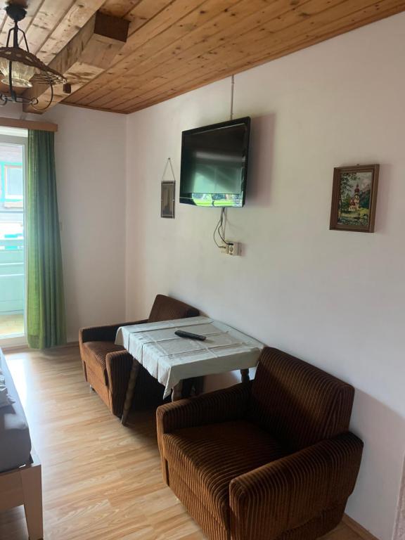 TV a/nebo společenská místnost v ubytování Haus Kaindl
