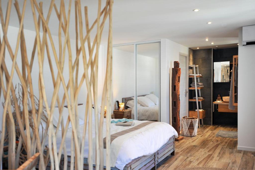 Un dormitorio con una cama y un espejo grande. en clemente en aparté nord, en Lecci