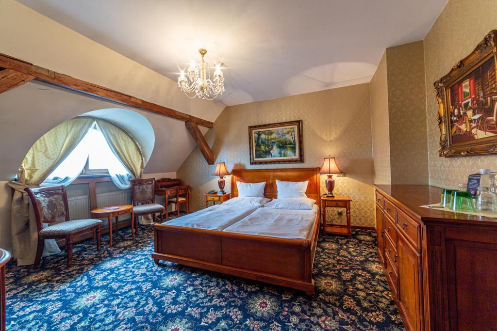 Säng eller sängar i ett rum på Chateau Zbiroh