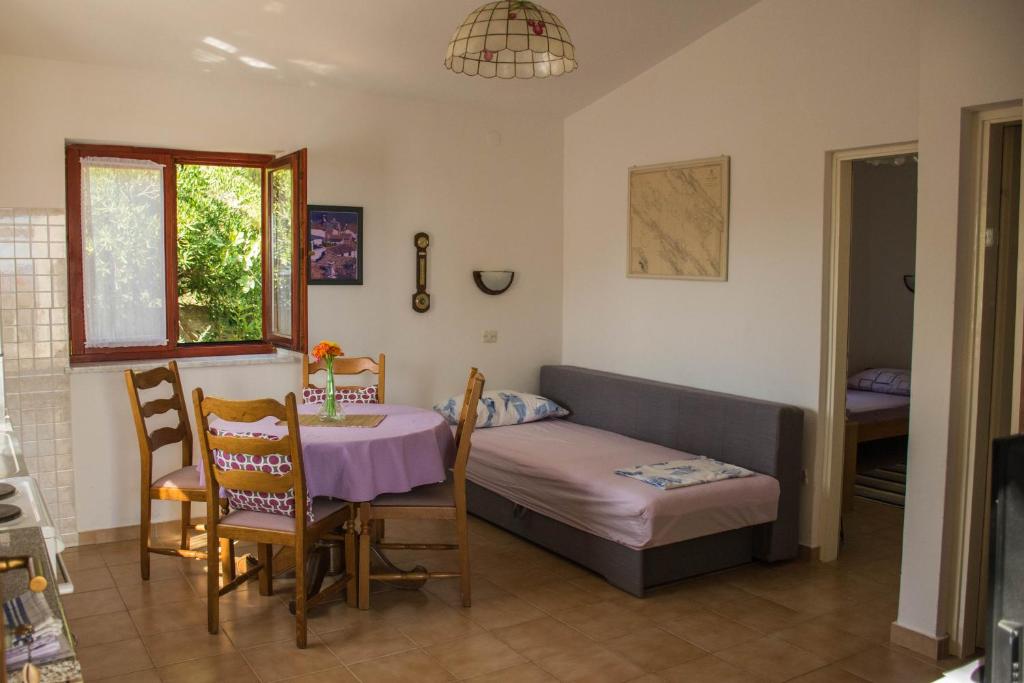 Posedenie v ubytovaní Apartment Rino, only 30m from the sea