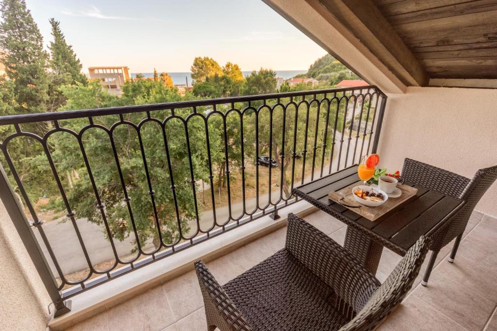a balcony with a table and chairs and a view at Luxury Apartments Queen in Petrovac na Moru