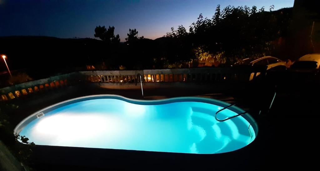 una piscina iluminada por la noche en Centro de Turismo Rural Roqueo de Chavela, en Robledo de Chavela