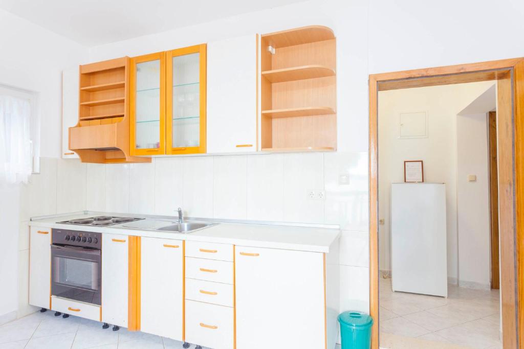 Kuchyňa alebo kuchynka v ubytovaní APARTMANI GRBAVAC