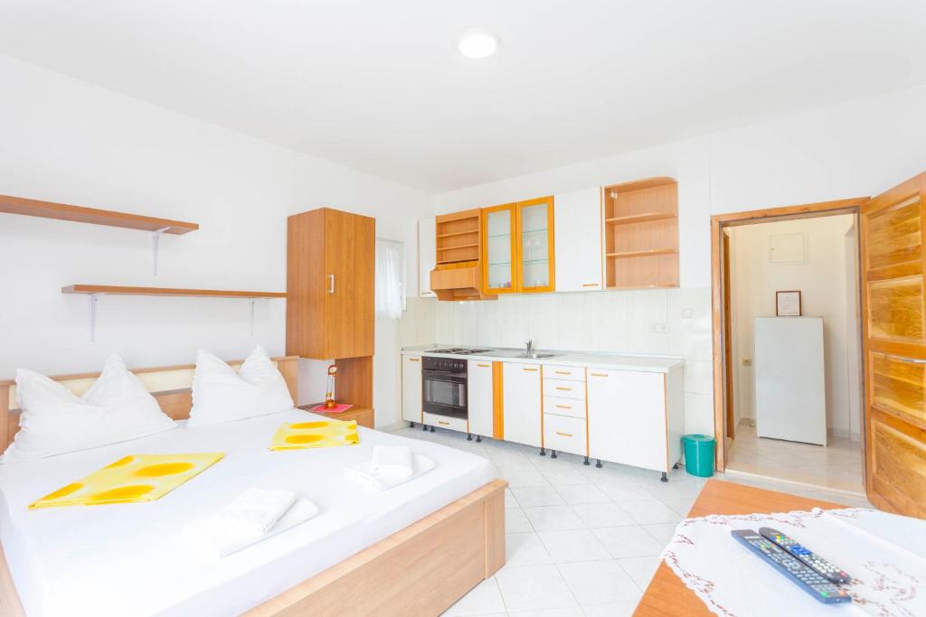 Kuchyňa alebo kuchynka v ubytovaní APARTMANI GRBAVAC