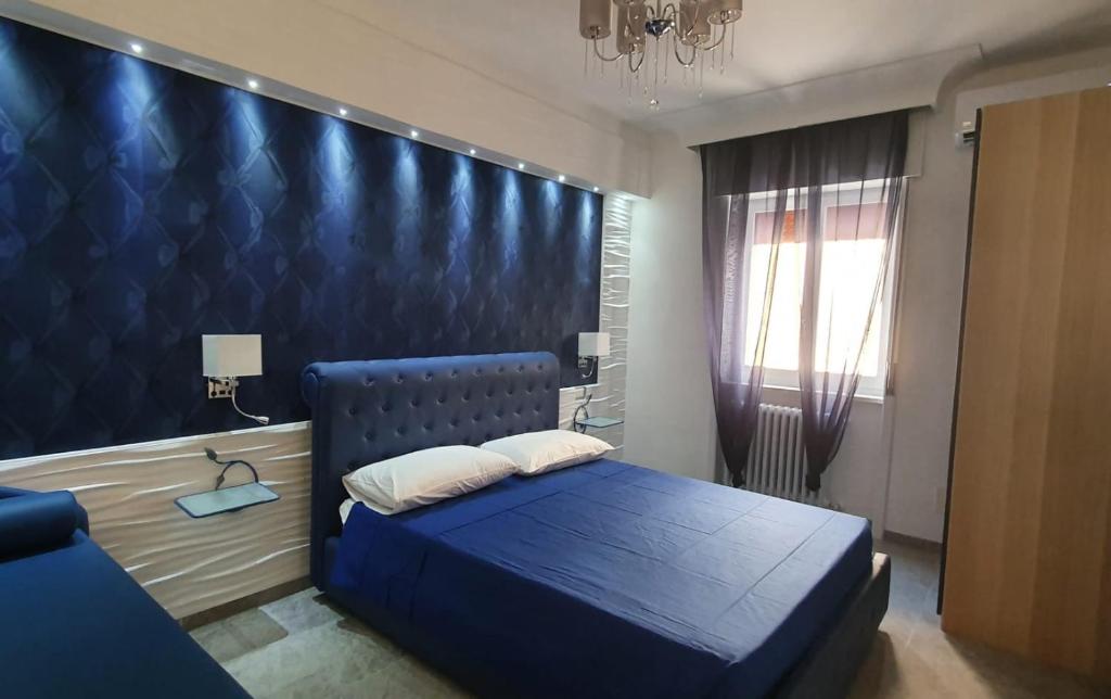 Posteľ alebo postele v izbe v ubytovaní BLUE SUITE