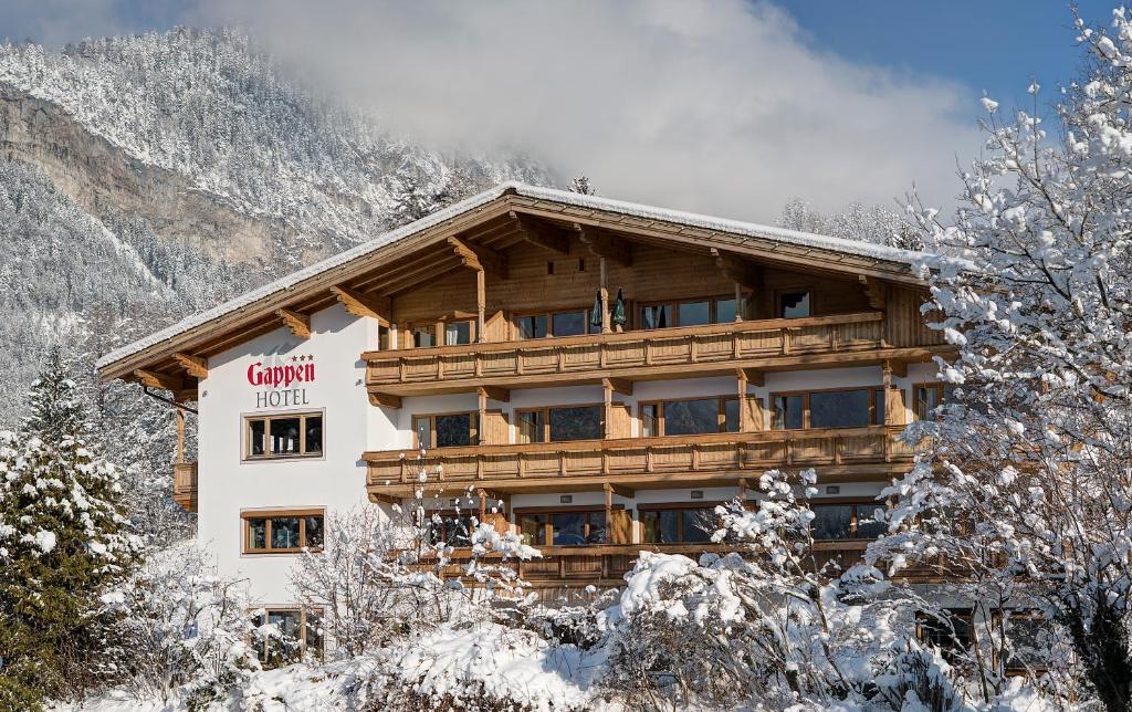 Nespecifikovaný výhled na hory nebo výhled na hory při pohledu z hotelu