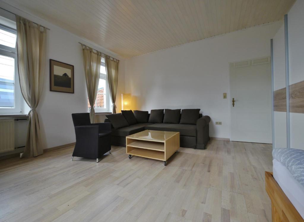 ein Wohnzimmer mit einem Sofa und einem Tisch in der Unterkunft Ferienzimmer 2021 in Graz