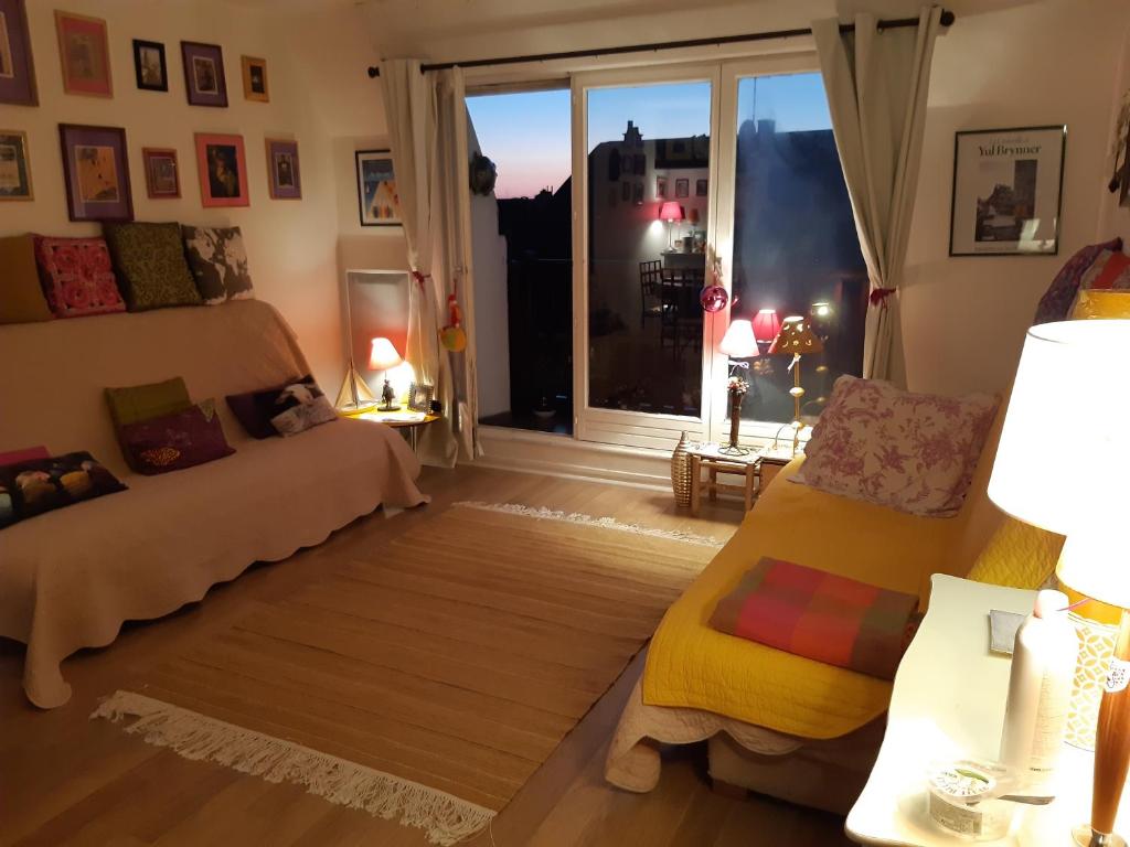 uma sala de estar com um sofá e uma janela em Chez Coco, 7 persons, triangle d'or em Deauville