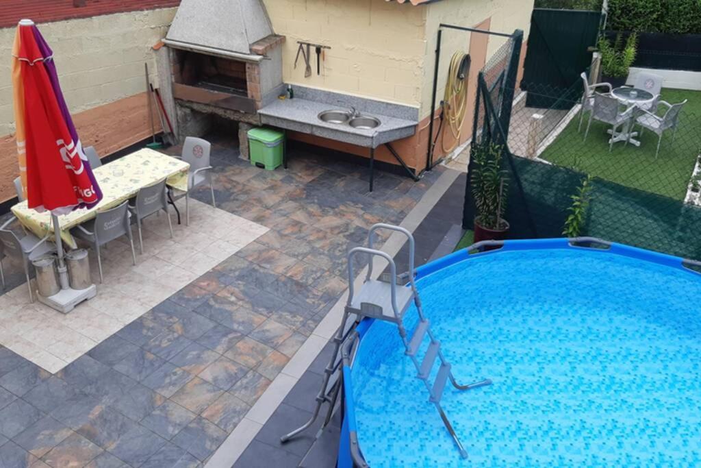 an overhead view of a swimming pool with a table and a umbrella at Cova Do Raposo in Lagarteira