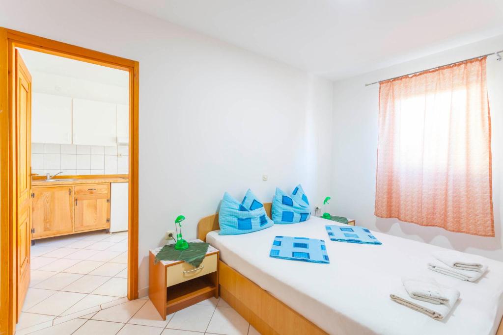 Posteľ alebo postele v izbe v ubytovaní APARTMANI GRBAVAC