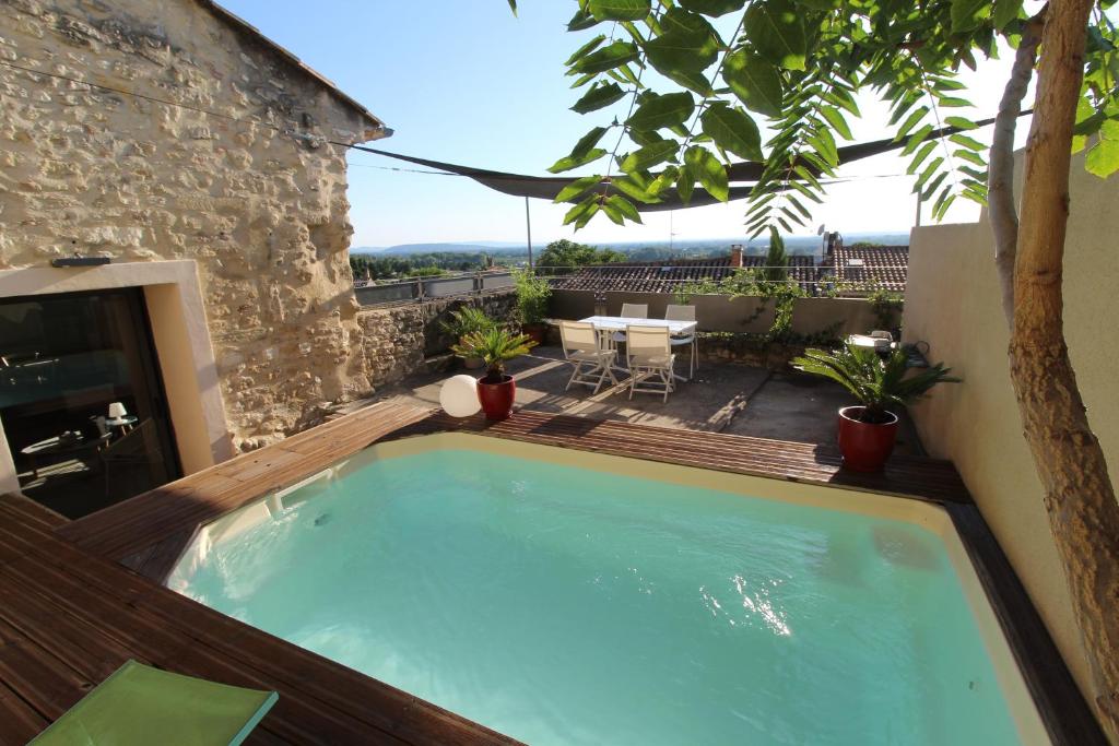 une piscine avec une terrasse et un patio avec une table dans l'établissement The Panoramic House, à Lagnes