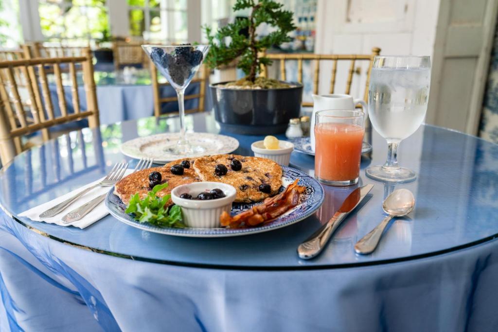 uma mesa azul com um prato de comida em Bluefield Inn, a Select Registry Propery em Bluefield