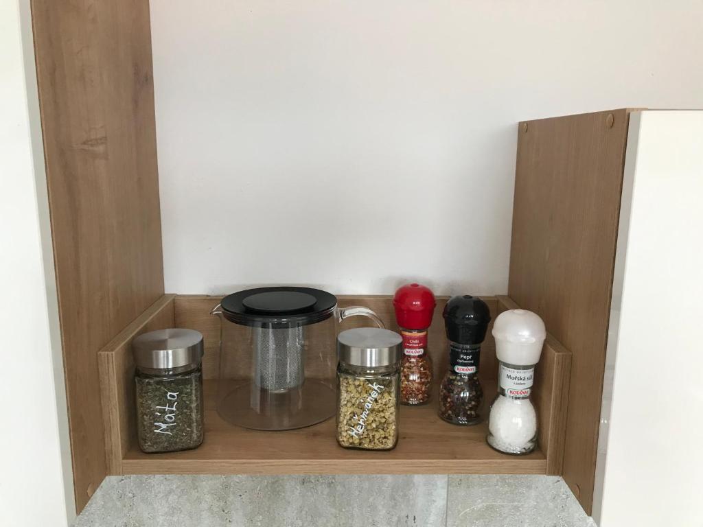 Kemudahan buat kopi dan teh di Apartman Q11