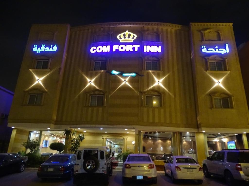 un hotel con coches aparcados delante en Comfort Inn Al Taawon - Family Only, en Riad