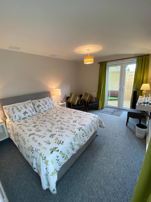 um quarto com uma cama com um edredão branco em The Hideaway em Northallerton