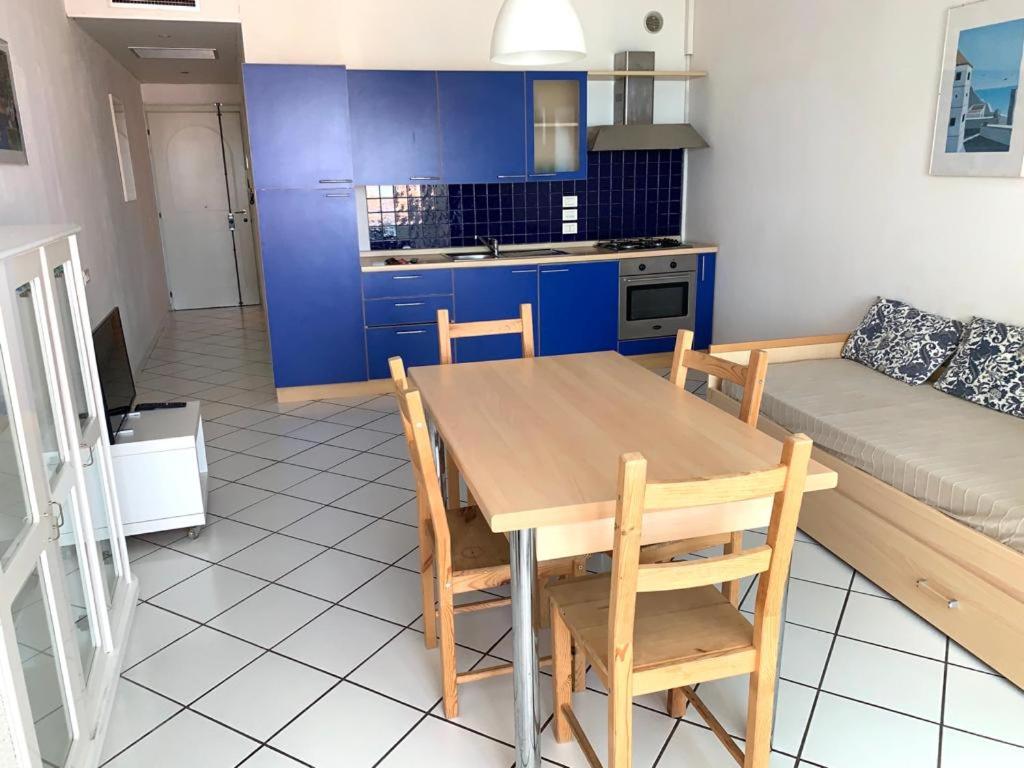 Kuchnia lub aneks kuchenny w obiekcie Appartamento su Residence Paradiso Azzurro