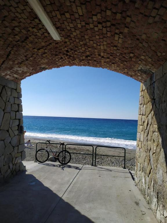 a bike parked on a walkway near the beach at Rocce sul Mare in Deiva Marina