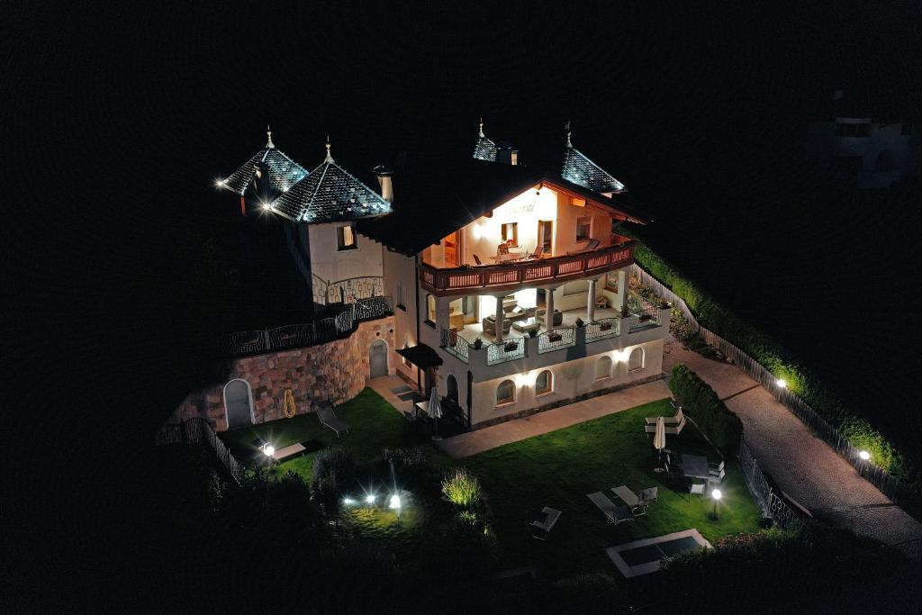 una vista aérea de una casa por la noche en Residence Palmai, en Ortisei