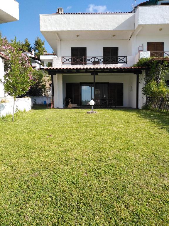Κήπος έξω από το Rebekka's Guest House Elani