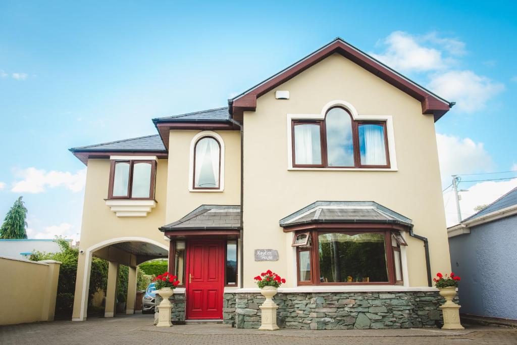 uma casa com uma porta vermelha em Kayden House em Killarney