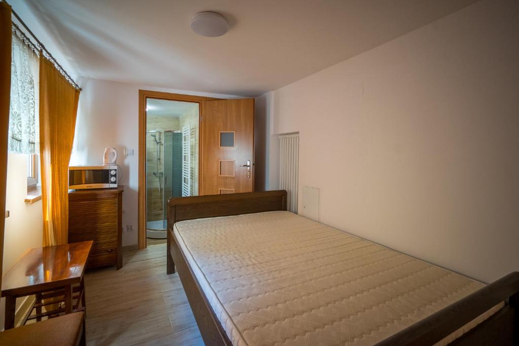 a bedroom with a bed in a room at Daglezja in Duszniki Zdrój