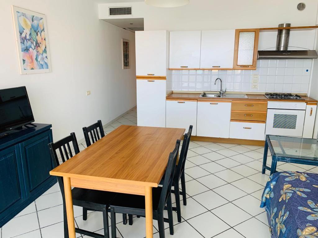 Kuchnia lub aneks kuchenny w obiekcie Appartamento su Residence Paradiso Azzurro